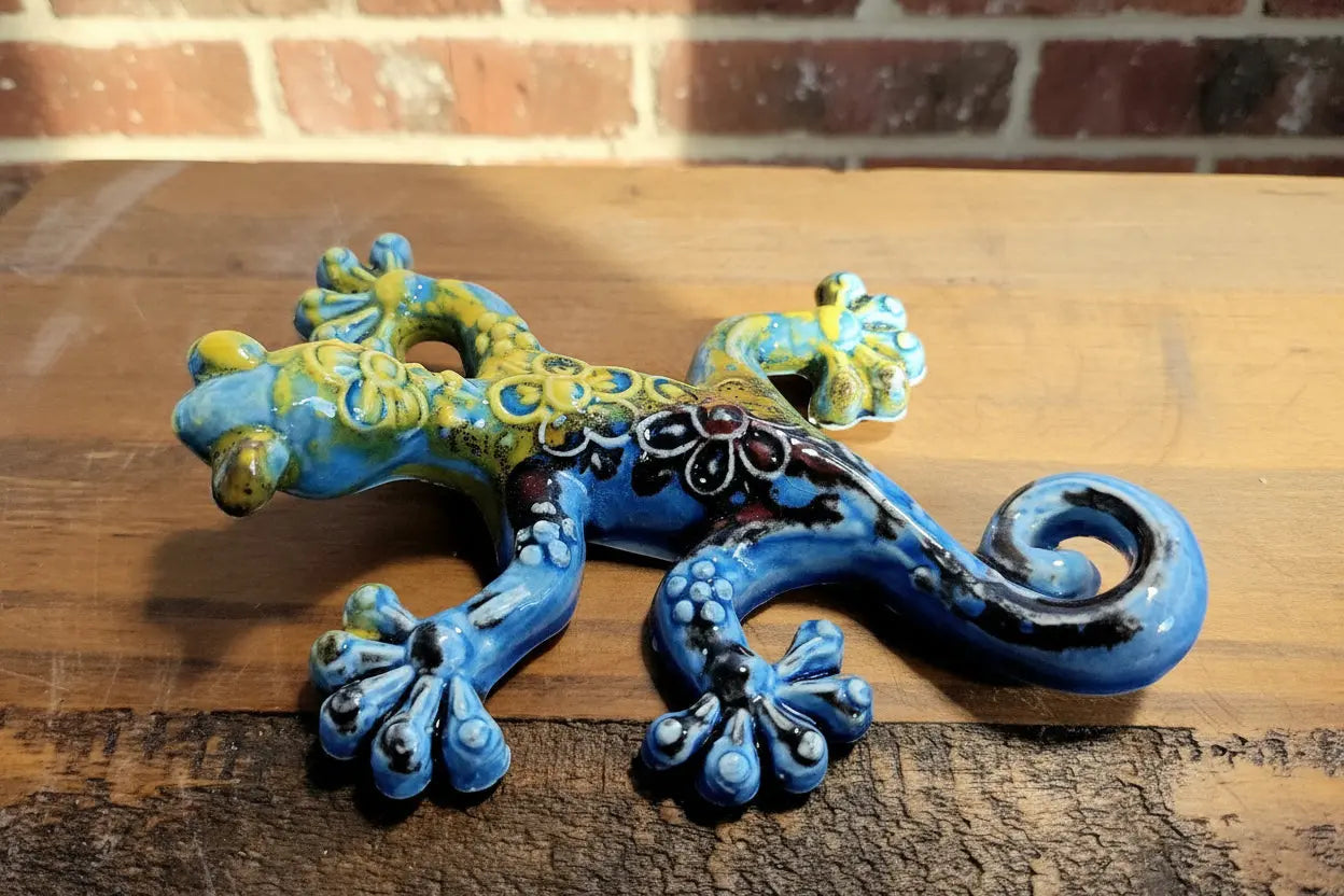 Decorative lizard / gecko figurine with blue and yellow colors 